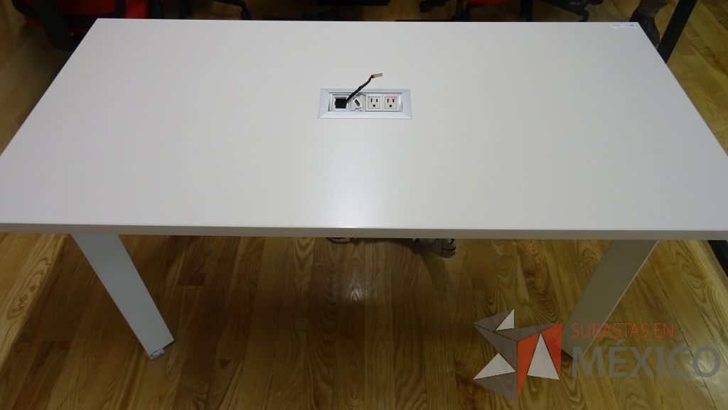 Lote 013 - Mesa de trabajo para 6 personas con conectores, cubierta color blanco y con patas metálicas - Imagen 4