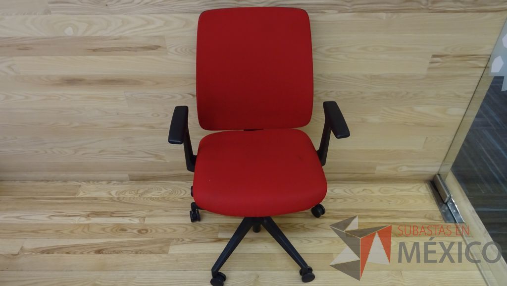 Lote 075 - Silla ejecutiva de tela en color rojo con descansabrazos ajustables y ruedas