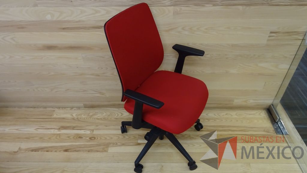 Lote 075 - Silla ejecutiva de tela en color rojo con descansabrazos ajustables y ruedas - Imagen 2