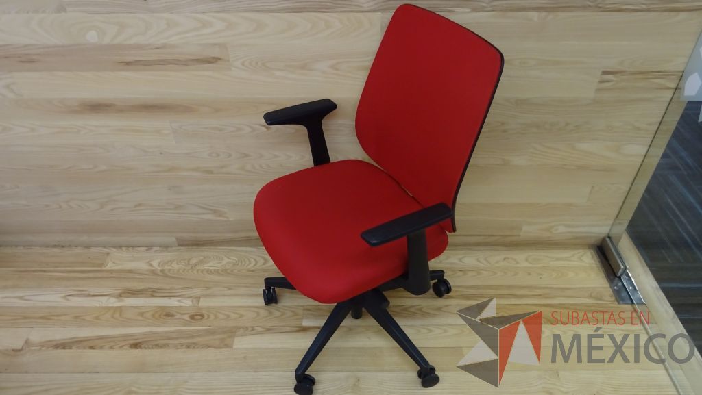 Lote 075 - Silla ejecutiva de tela en color rojo con descansabrazos ajustables y ruedas - Imagen 3