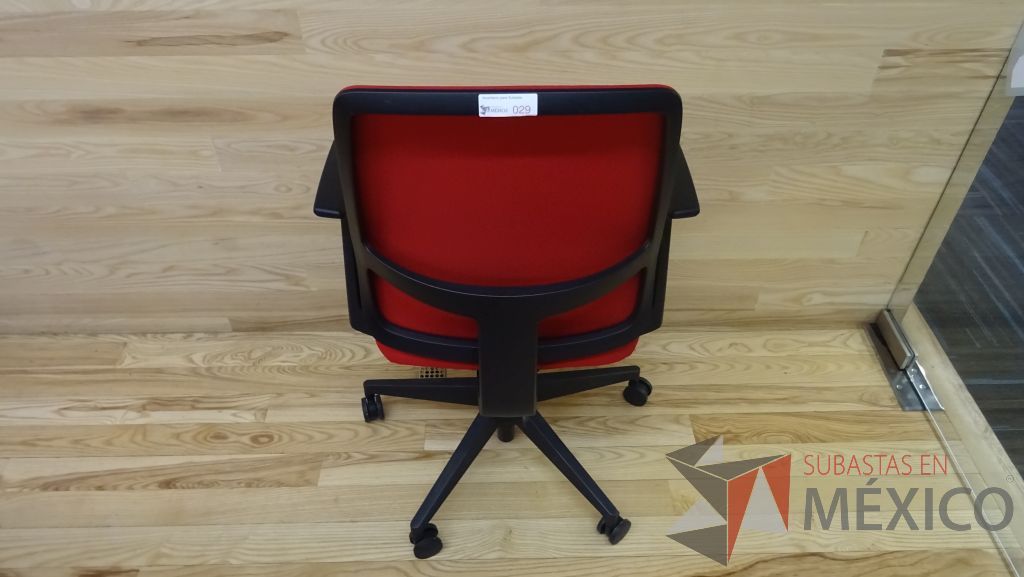 Lote 075 - Silla ejecutiva de tela en color rojo con descansabrazos ajustables y ruedas - Imagen 4