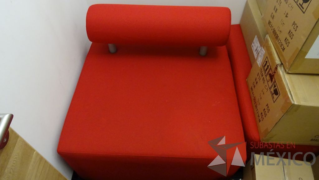 Lote 010 - Sillón de tela para sala de espera en color rojo. Foto referencial, mismo modelo