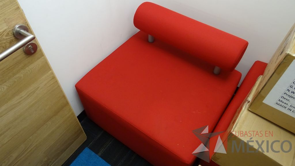 Lote 010 - Sillón de tela para sala de espera en color rojo. Foto referencial, mismo modelo - Imagen 2