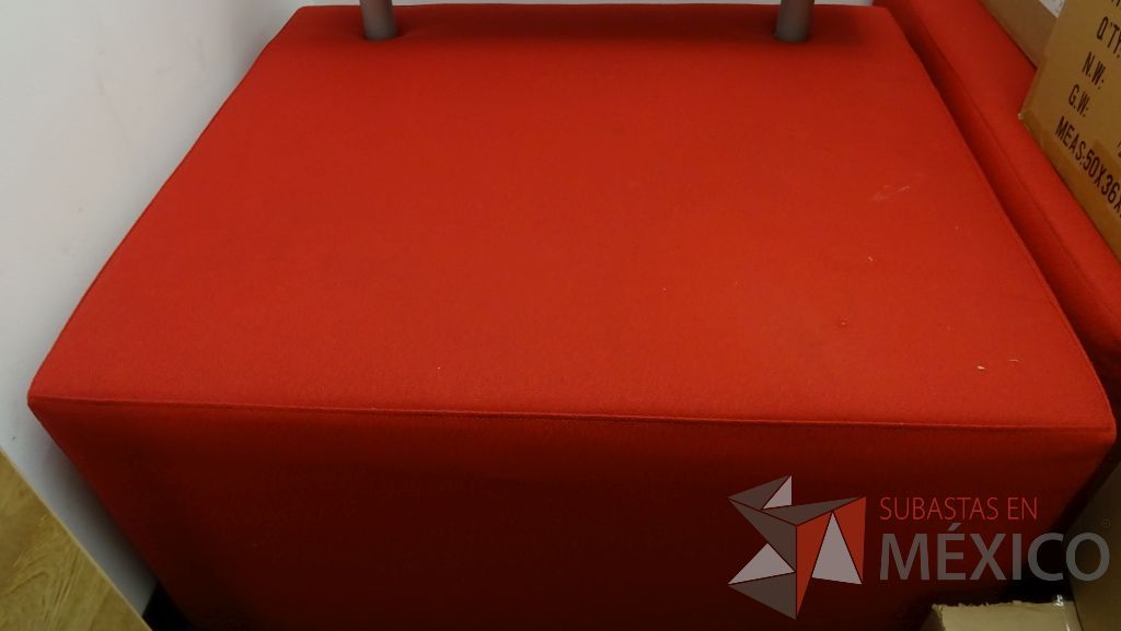 Lote 010 - Sillón de tela para sala de espera en color rojo. Foto referencial, mismo modelo - Imagen 3
