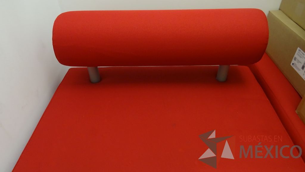 Lote 010 - Sillón de tela para sala de espera en color rojo. Foto referencial, mismo modelo - Imagen 4