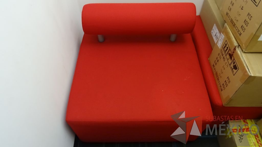 Lote 010 - Sillón de tela para sala de espera en color rojo. Foto referencial, mismo modelo - Imagen 5