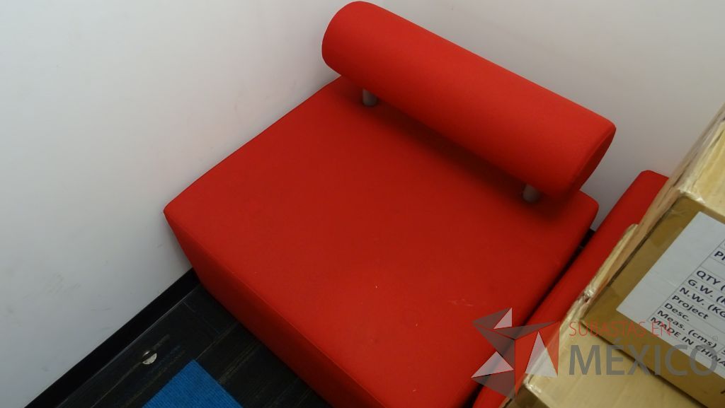 Lote 010 - Sillón de tela para sala de espera en color rojo. Foto referencial, mismo modelo - Imagen 6