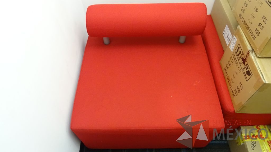 Lote 010 - Sillón de tela para sala de espera en color rojo. Foto referencial, mismo modelo - Imagen 7