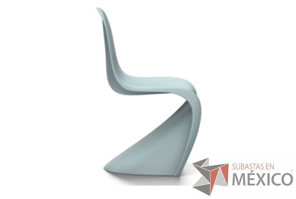 Lote 117 - Panton gris glacial. Silla de polipropileno teñido, en acabado mate