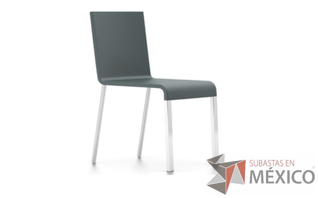 Lote 005 - .03 gris base cromada. Carcasa del asiento en espuma de poliuretano integral con acolchado