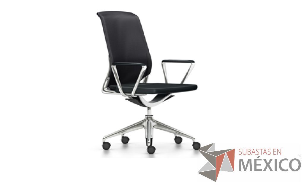Lote 051 - Meda chair. Respaldo en malla color negro con movimiento sincronizado y bloqueo de posición, asiento en espuma de poliuretano, tapizado en piel.