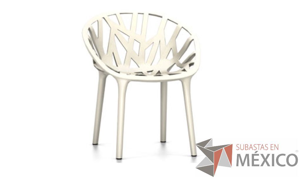 Lote 057 - Vegetal cream. Asiento y base de poliamida teñida. Base de cuatro patas, apilable, con deslizadores de plástico para moqueta.