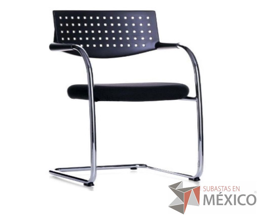 Lote 064 - Visavis. Respaldo de poliamida con perforaciones cuadradas acabado color negro, asiento tapizado en tela color negro, estructura tubular de acero cantilever, con deslizadores.