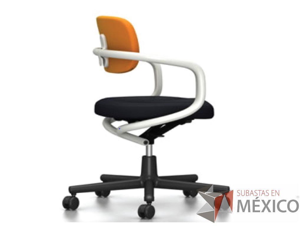 Lote 088 - All star. Asiento y respaldo de poliamida cubierta de espuma de poliuretano, tapizados en tela, respaldo color naranja y asiento color negro.
