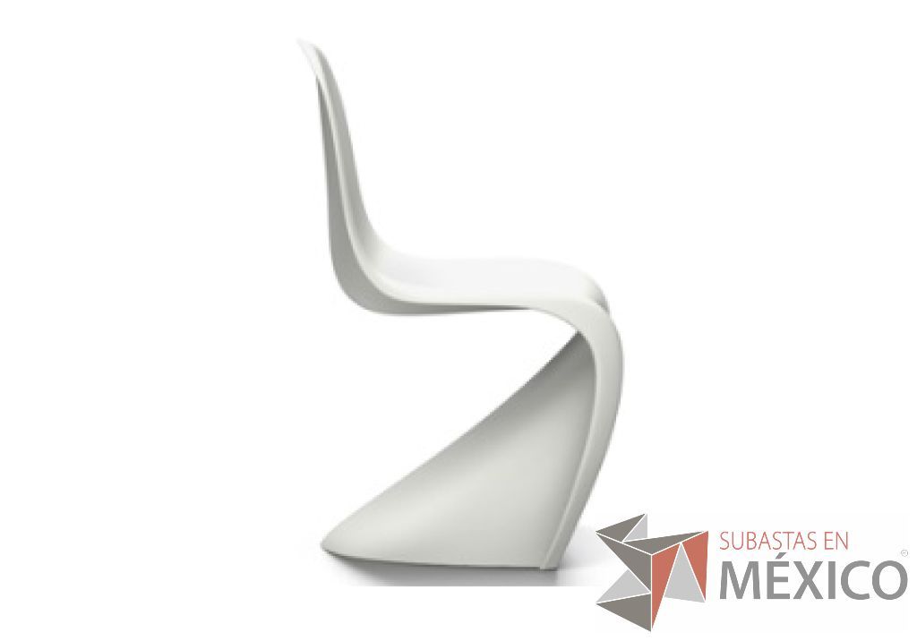 Lote 122 - Panton blanca. Silla de polipropileno teñido, en acabado mate.
