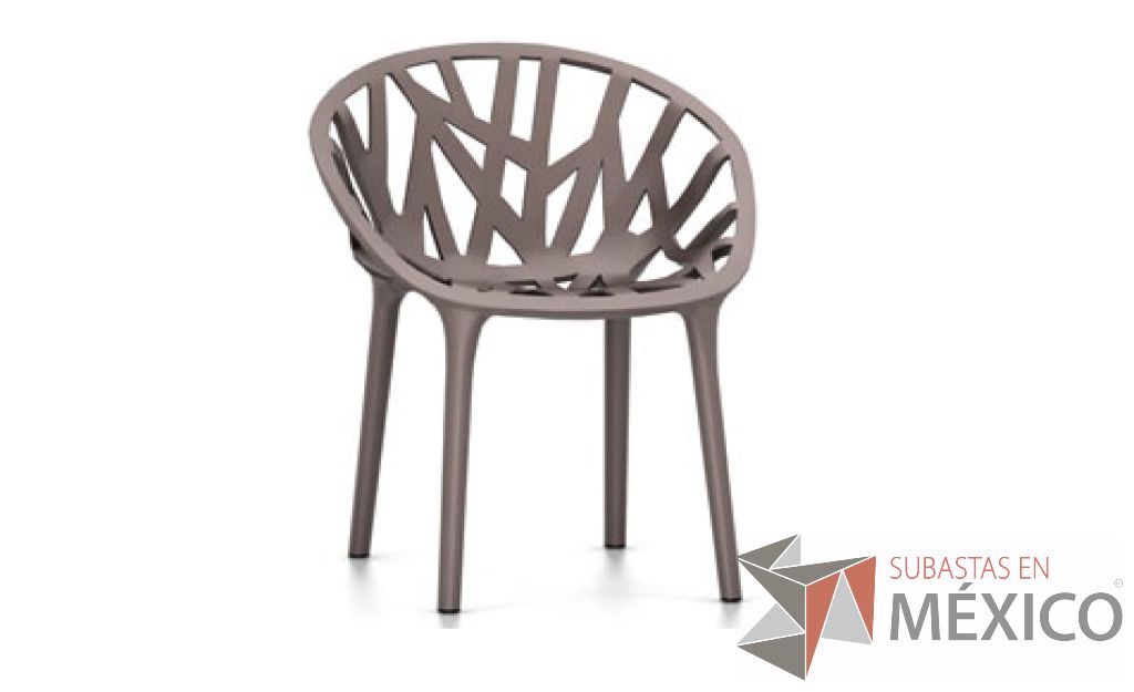 Lote 143 - Vegetal gris. Asiento y base de poliamida teñida. Base de cuatro patas, apilable, con deslizadores de plástico para moqueta.