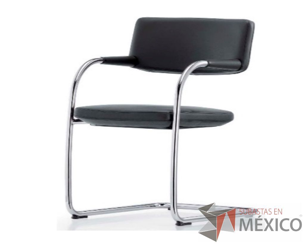 Lote 197 - Visavis 1. Respaldo y asiento acolchado en espuma de poliuretano tapizado en tela color gris oscuro, reposabrazos revestidos en piel.