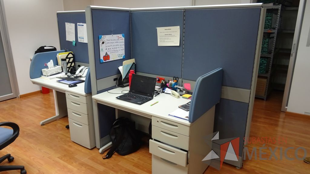 Lote 002 - Estación de trabajo para 4 personas con un archivero de 3 cajones por lugar separados por mamparas en color azul