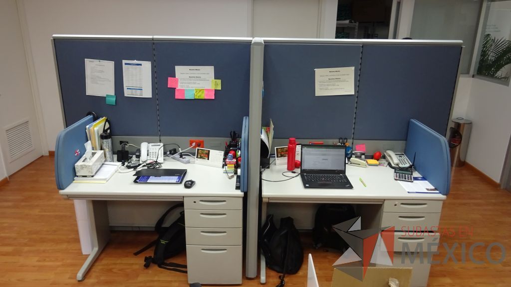 Lote 002 - Estación de trabajo para 4 personas con un archivero de 3 cajones por lugar separados por mamparas en color azul - Imagen 8