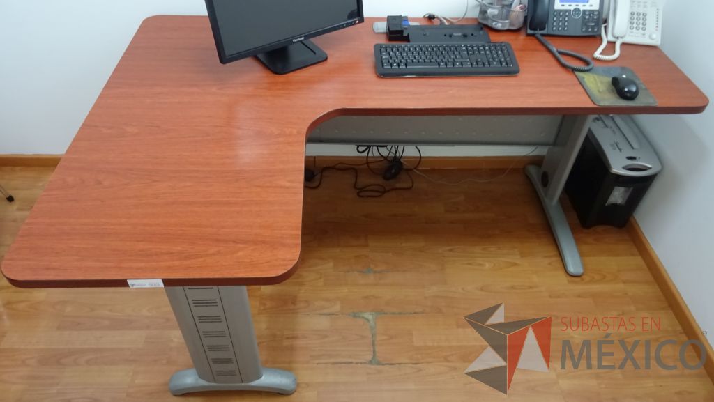 Lote 003 - Oficina operativa con escritorio en escuadra con cubierta color café y archivero de 3 cajones
