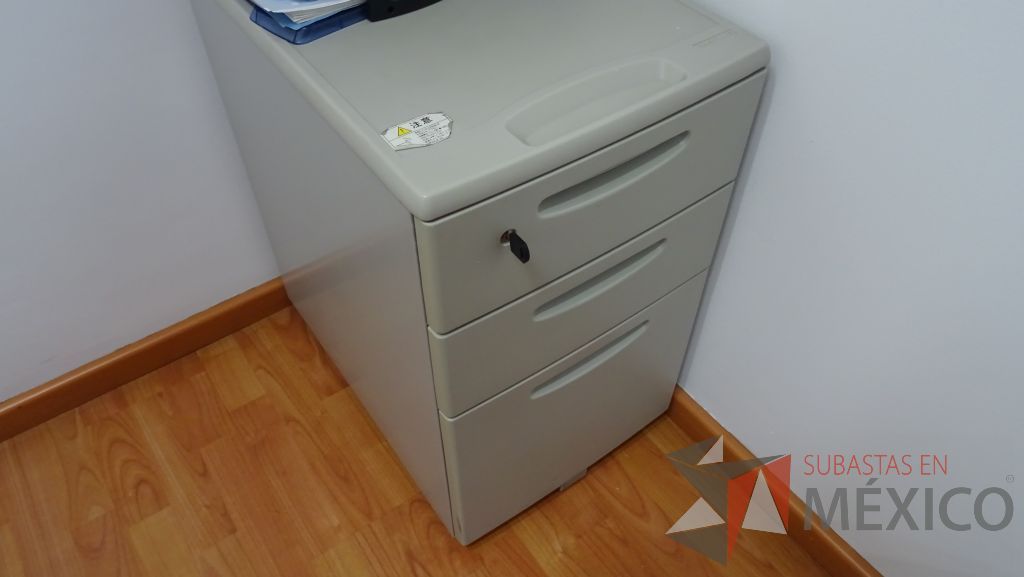 Lote 032 - Oficina ejecutiva con escritorio en forma de herradura con cubierta color café y archivero de 3 cajones - Imagen 3