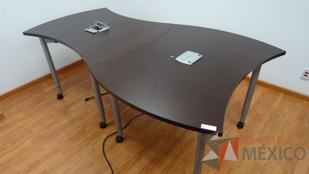 Lote 009 - Mesa de trabajo en dos piezas para 6 personas,5 sillas operativas de tela en color azul y silla operativa de tela