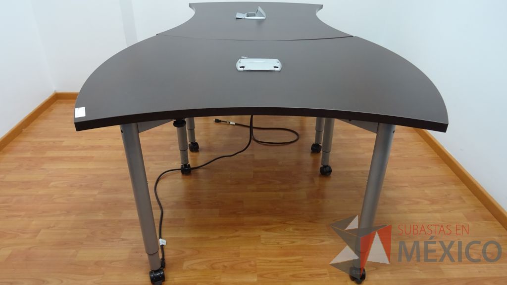 Lote 009 - Mesa de trabajo en dos piezas para 6 personas,5 sillas operativas de tela en color azul y silla operativa de tela - Imagen 13