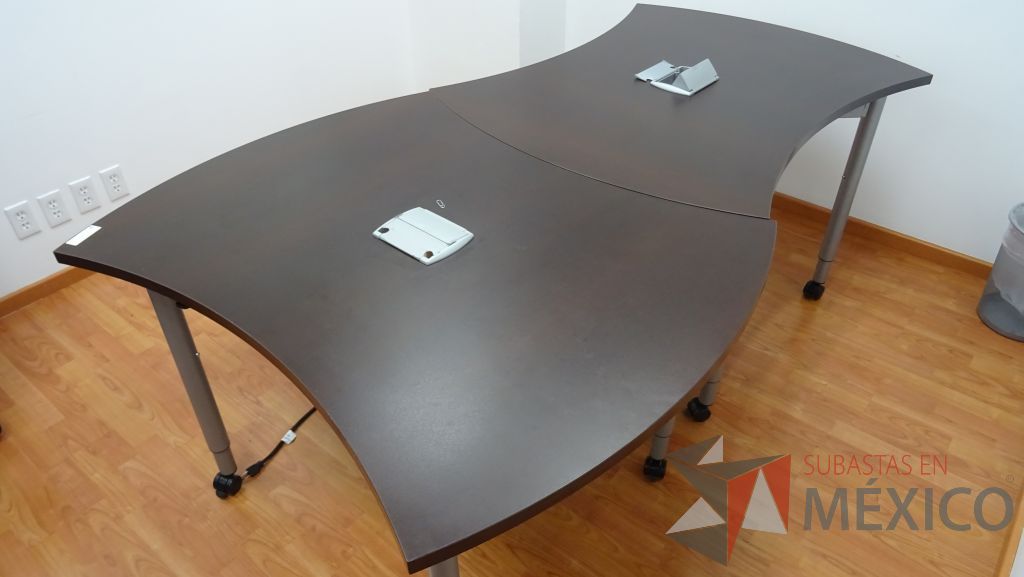 Lote 017 - Mesa de trabajo en dos piezas para 6 personas con cubierta color café y patas con ruedas - Imagen 3