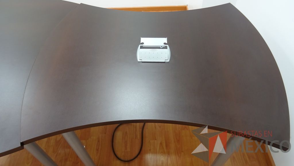Lote 009 - Mesa de trabajo en dos piezas para 6 personas,5 sillas operativas de tela en color azul y silla operativa de tela - Imagen 12