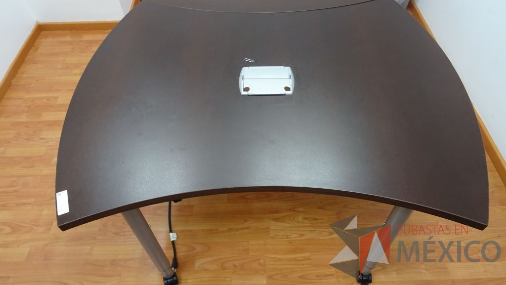 Lote 009 - Mesa de trabajo en dos piezas para 6 personas,5 sillas operativas de tela en color azul y silla operativa de tela - Imagen 8