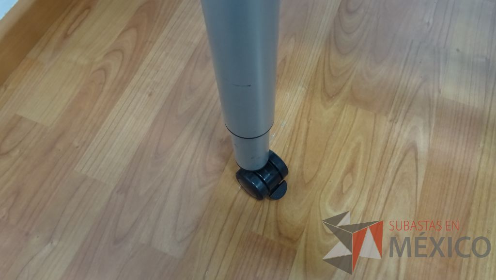 Lote 009 - Mesa de trabajo en dos piezas para 6 personas,5 sillas operativas de tela en color azul y silla operativa de tela - Imagen 2