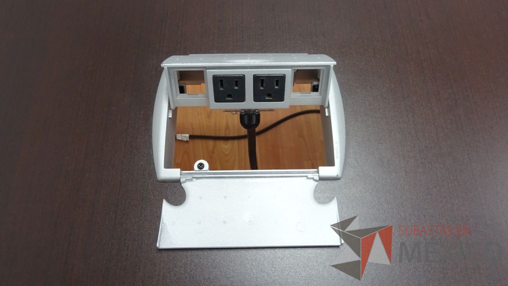 Lote 009 - Mesa de trabajo en dos piezas para 6 personas,5 sillas operativas de tela en color azul y silla operativa de tela - Imagen 3