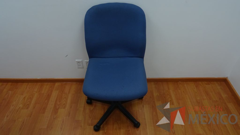 Lote 009 - Mesa de trabajo en dos piezas para 6 personas,5 sillas operativas de tela en color azul y silla operativa de tela - Imagen 4