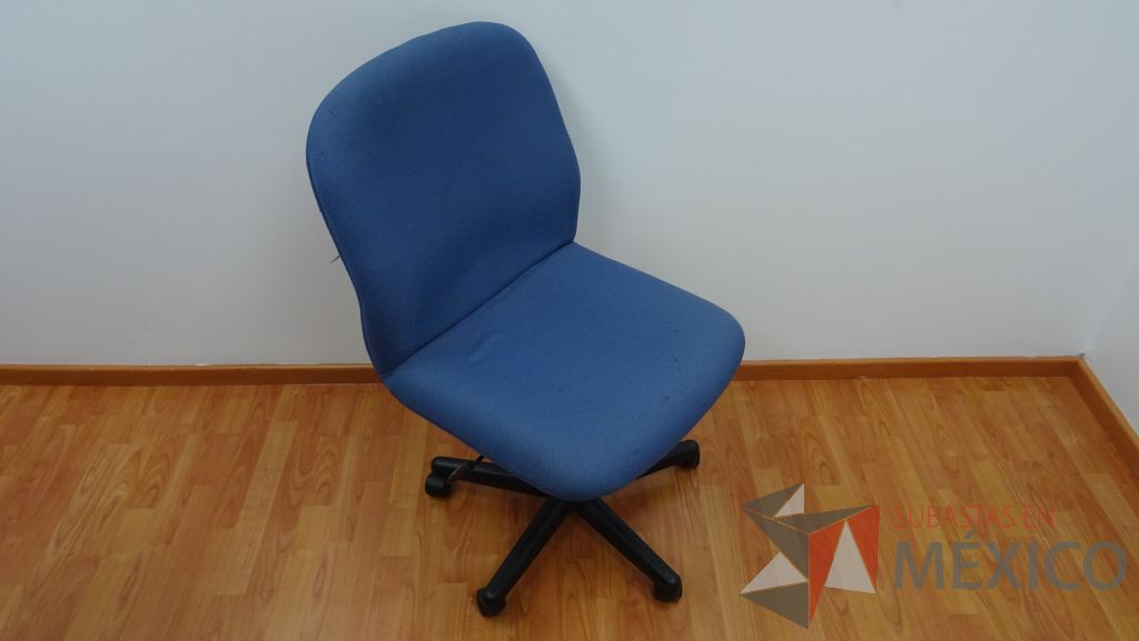 Lote 009 - Mesa de trabajo en dos piezas para 6 personas,5 sillas operativas de tela en color azul y silla operativa de tela - Imagen 5
