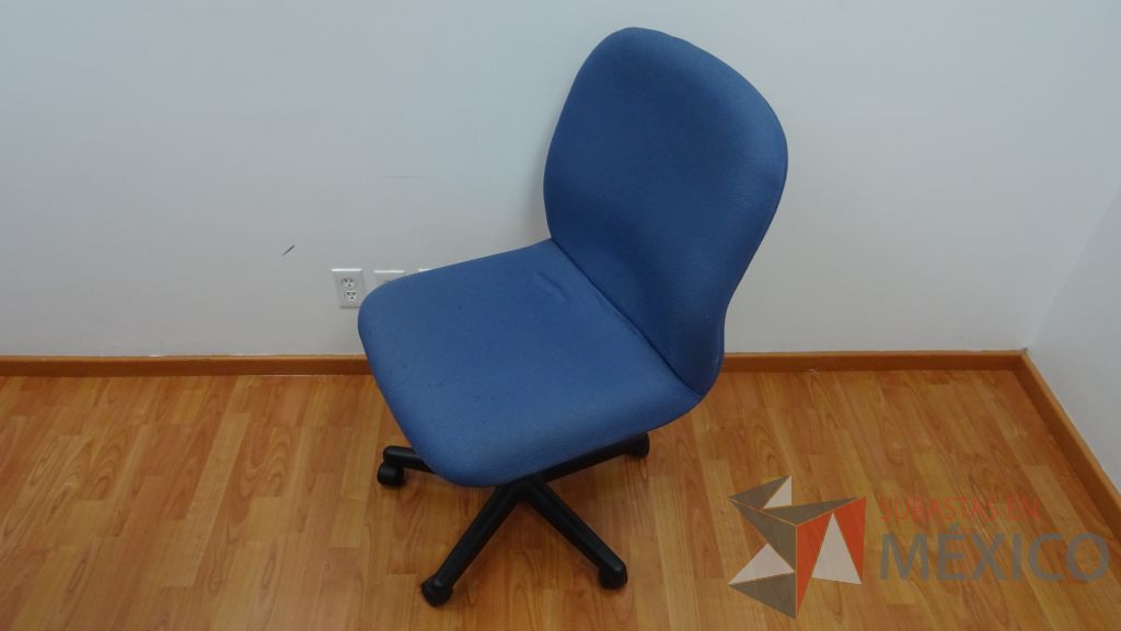 Lote 009 - Mesa de trabajo en dos piezas para 6 personas,5 sillas operativas de tela en color azul y silla operativa de tela - Imagen 6