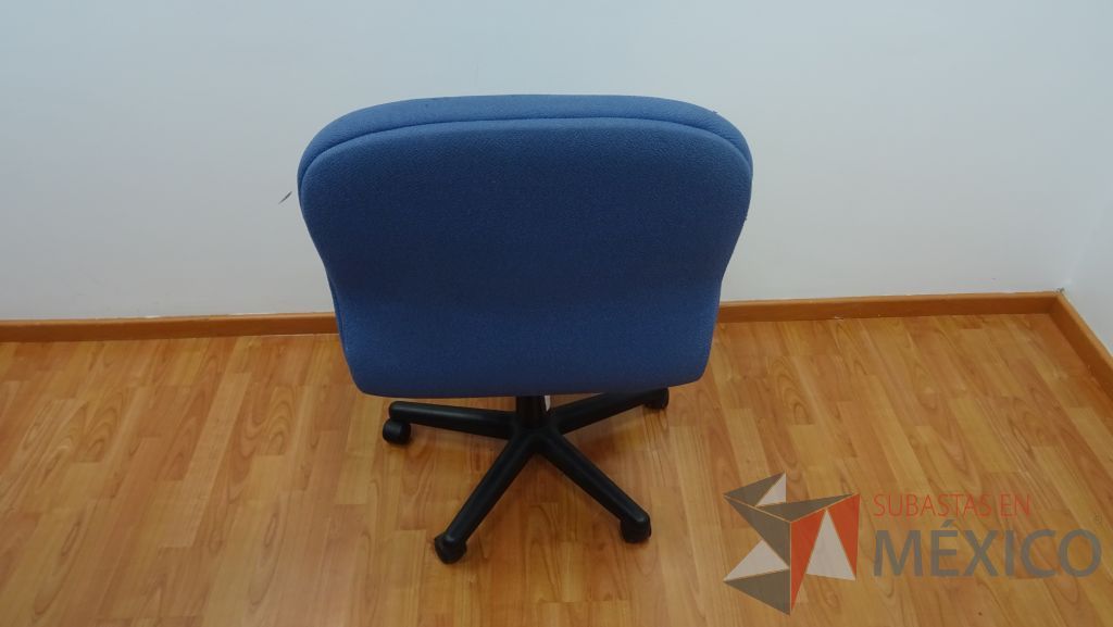 Lote 009 - Mesa de trabajo en dos piezas para 6 personas,5 sillas operativas de tela en color azul y silla operativa de tela - Imagen 7