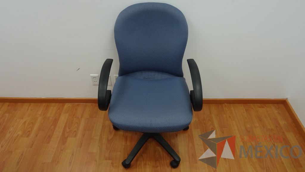 Lote 009 - Mesa de trabajo en dos piezas para 6 personas,5 sillas operativas de tela en color azul y silla operativa de tela - Imagen 10