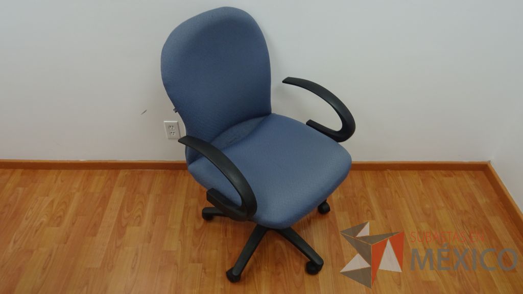 Lote 009 - Mesa de trabajo en dos piezas para 6 personas,5 sillas operativas de tela en color azul y silla operativa de tela - Imagen 11