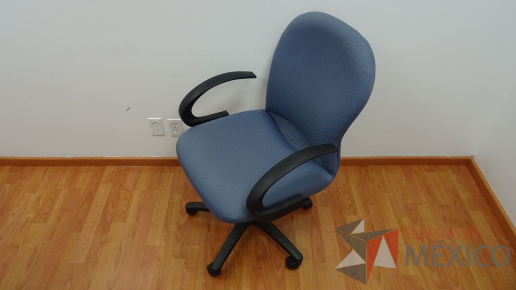 Lote 009 - Mesa de trabajo en dos piezas para 6 personas,5 sillas operativas de tela en color azul y silla operativa de tela - Imagen 14