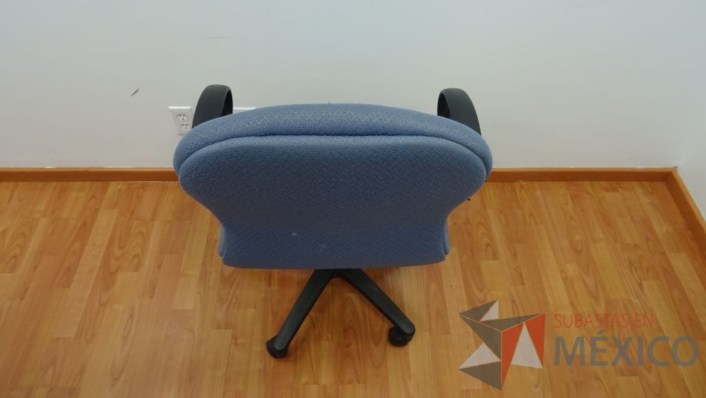 Lote 009 - Mesa de trabajo en dos piezas para 6 personas,5 sillas operativas de tela en color azul y silla operativa de tela - Imagen 15