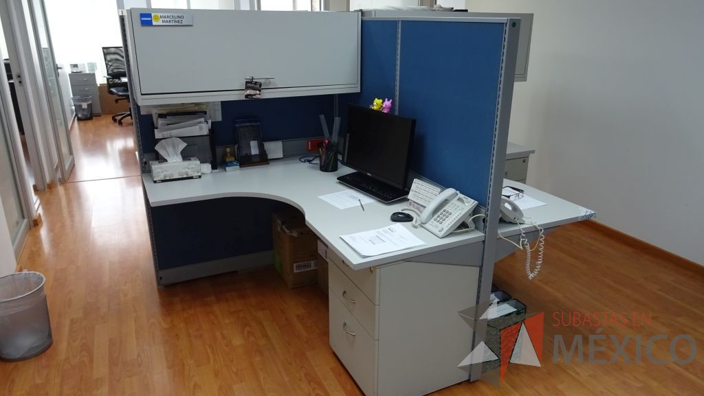 Lote 010 - 2 Estaciones de trabajo para 4 personas con un archivero de 3 cajones y gaveta de pedestal