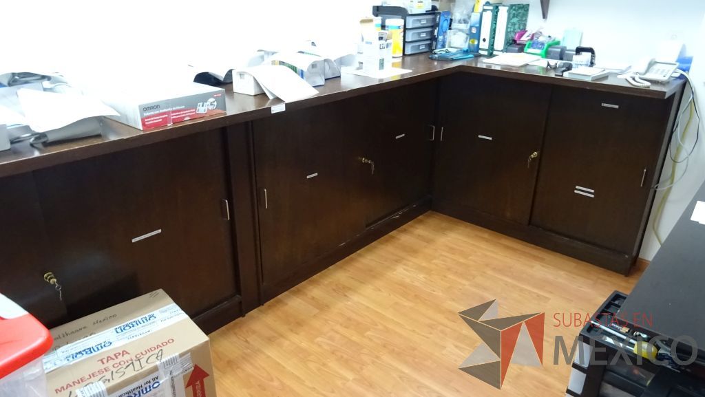 Lote 013 - Gabinete de trabajo empotrado tipo barra en forma de L de madera con 6 puertas y una repisa