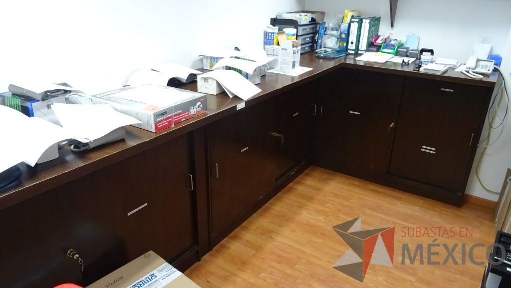 Lote 013 - Gabinete de trabajo empotrado tipo barra en forma de L de madera con 6 puertas y una repisa - Imagen 5