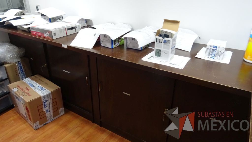 Lote 013 - Gabinete de trabajo empotrado tipo barra en forma de L de madera con 6 puertas y una repisa - Imagen 2