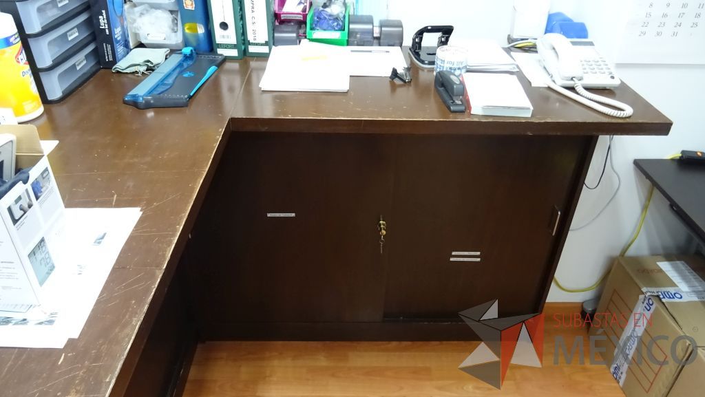 Lote 013 - Gabinete de trabajo empotrado tipo barra en forma de L de madera con 6 puertas y una repisa - Imagen 3