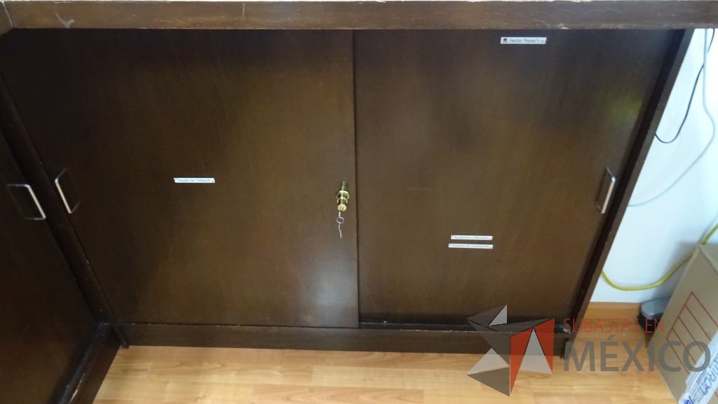 Lote 013 - Gabinete de trabajo empotrado tipo barra en forma de L de madera con 6 puertas y una repisa - Imagen 4