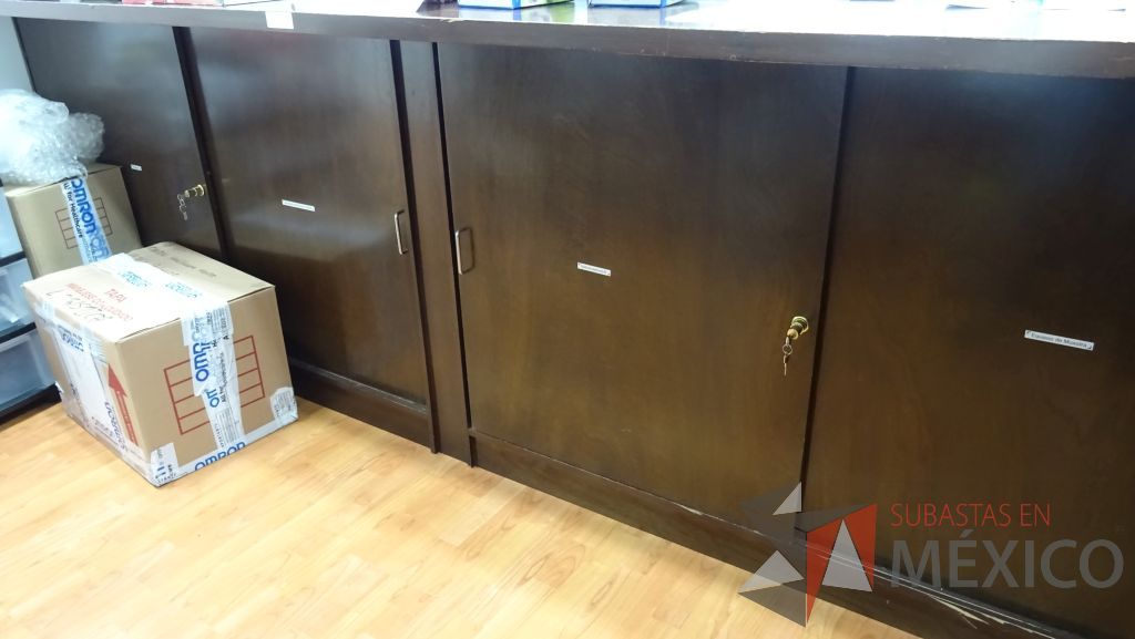Lote 013 - Gabinete de trabajo empotrado tipo barra en forma de L de madera con 6 puertas y una repisa - Imagen 6