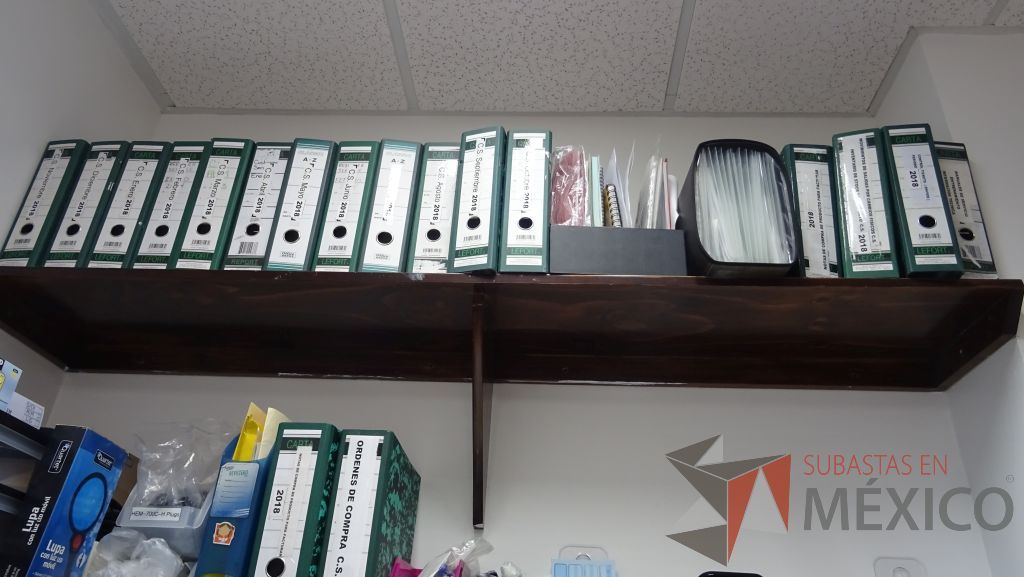 Lote 013 - Gabinete de trabajo empotrado tipo barra en forma de L de madera con 6 puertas y una repisa - Imagen 8