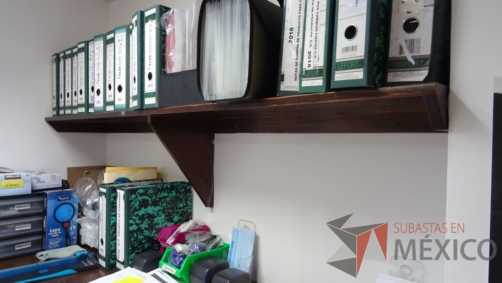 Lote 013 - Gabinete de trabajo empotrado tipo barra en forma de L de madera con 6 puertas y una repisa - Imagen 9
