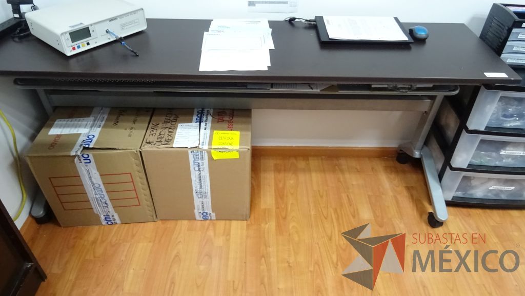 Lote 014 - Mesa de trabajo con cubierta de madera pagable con ruedas, empotrada de un lado - Imagen 2